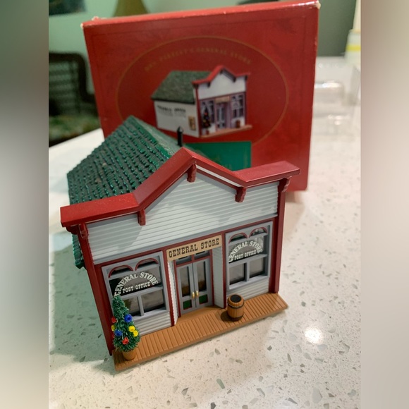 Hallmark Other - HO scale 1994 THE SARAH PLAIN & TALL COLLECTION "Mrs. Parkley's General Store"
